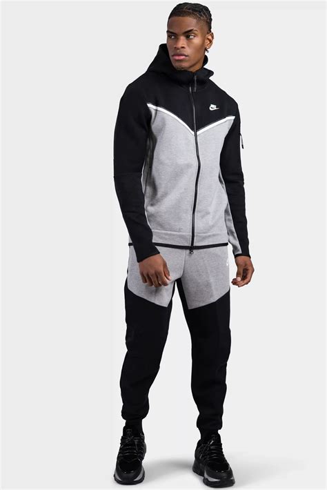 Nike trainingspak heren Tech Fleece of grijs, zwart.